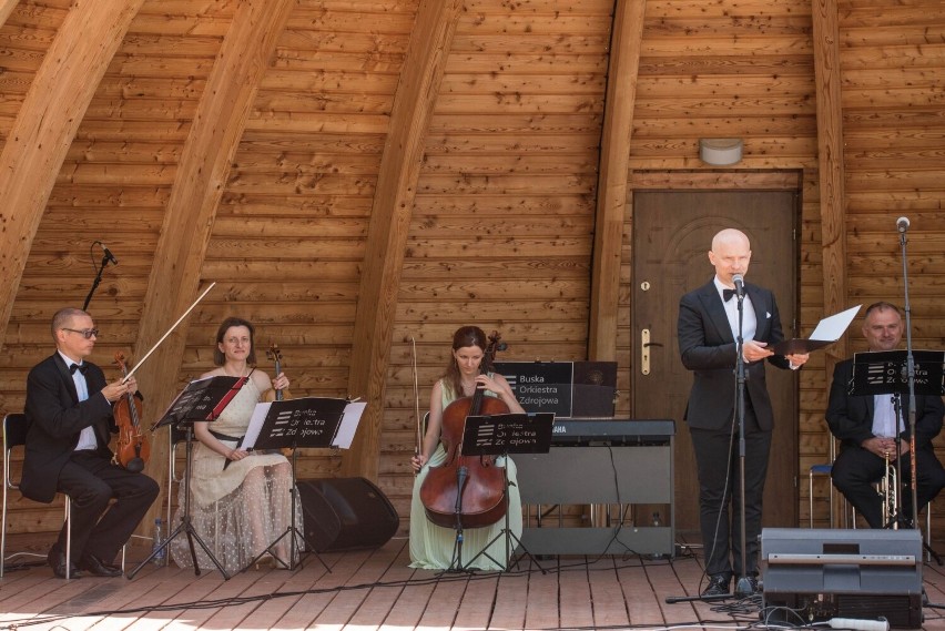 Festiwal imienia Krystyny Jamroz w Busku. Klaudia Duda, Jakub Oczkowski i Buska Orkiestra Zdrojowa zauroczyli słuchaczy w parku