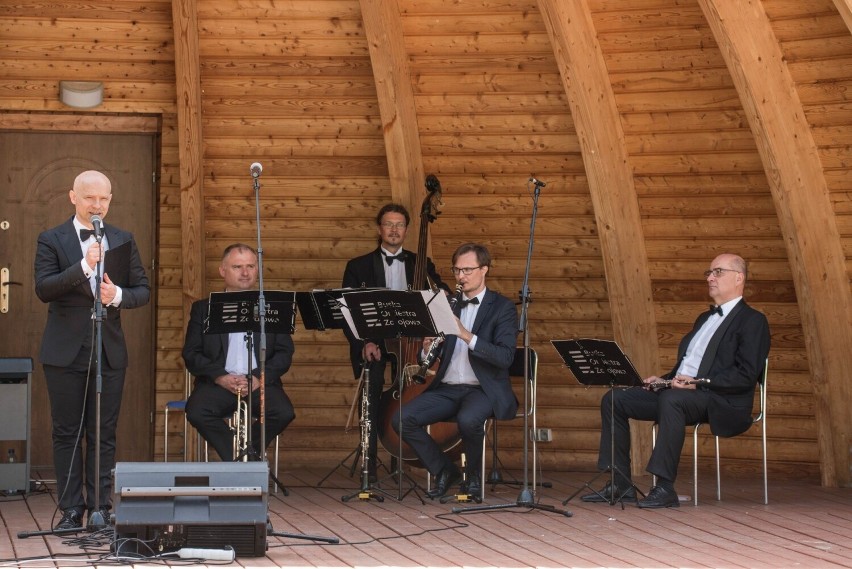 Festiwal imienia Krystyny Jamroz w Busku. Klaudia Duda, Jakub Oczkowski i Buska Orkiestra Zdrojowa zauroczyli słuchaczy w parku