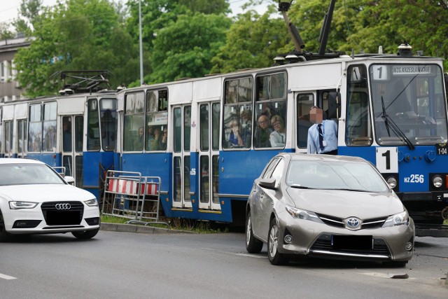 Kolizja samochodu z tramwajem na al. Pokoju.