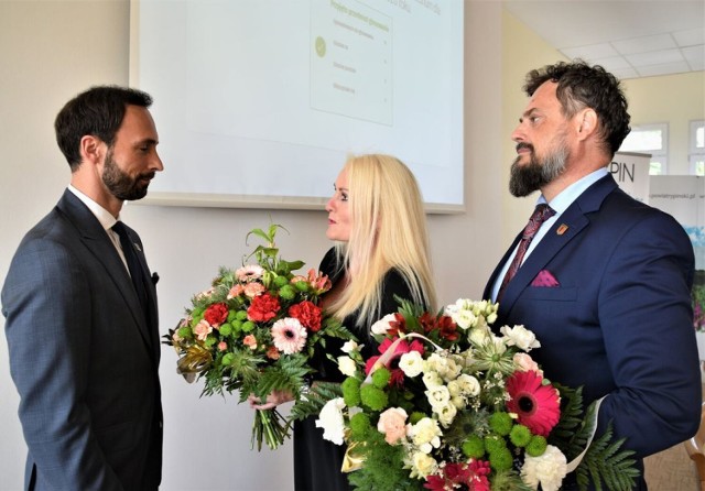 Burmistrzowi gratulowali: przewodniczący rady Sławomir Malinowski i wiceprzewodnicząca Barbara Górecka