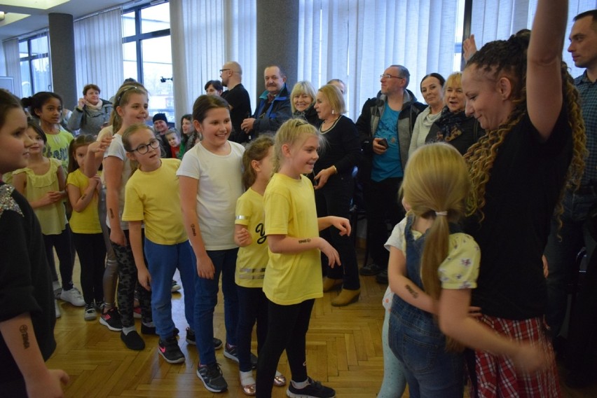 "Dance kids" - cykl zajęć tanecznych zakończony wspólnym występem w MDK w Radomsku