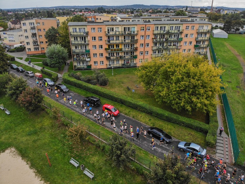 Prawie 600 biegaczy na trasie głównego biegu 40. edycji...