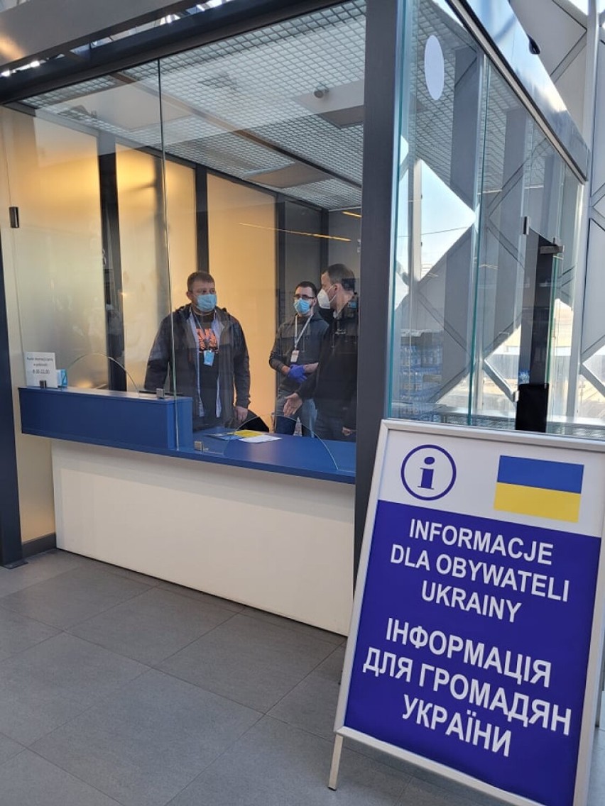 Punkt informacyjny dla uchodźców z Ukrainy na Dworcu Głównym w Poznaniu