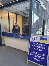 Punkt informacyjny dla uchodźców z Ukrainy na Dworcu Głównym w Poznaniu [FOTO]
