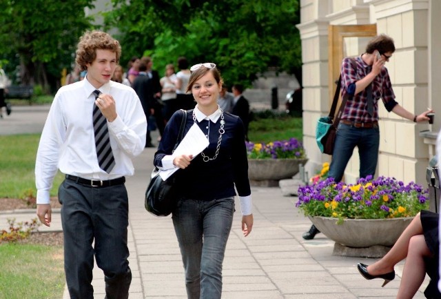 Uniwersytet Kardynała Stefana Wyszyńskiego &#8211; studia stacjonarne I stopnia oraz jednolite magisterskie

Od 21 maja maturzyści mogą rejestrować się w systemie IRK. Od tego dnia mogą też wnosić opłatę rekrutacyjną. Mają na to czas do 5 lipca. Na 12 lipca zaplanowano ogłoszenie wyników rekrutacji. Natomiast 13 lipca przyszli studenci, którzy zdecydują się na nauką na UKSW będą mogli składać dokumenty. Komplet dokumentów można dostarczyć też 16 i 17 lipca. 

Czytaj także: Potrzebni wyspecjalizowani pracownicy. Na studiach nie warto się nudzić
