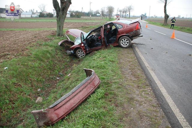 Wypadek w Klębowie. Kierowca opla uderzył w drzewo. 3-latka w szpitalu