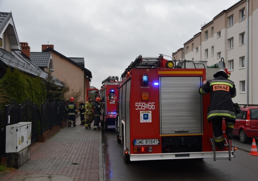 [AKTUALIZACJA] Pożar w budynku komunalnym przy ulicy Śmiechowskiej w Wejherowie. Jedna osoba nie żyje [ZDJĘCIA]