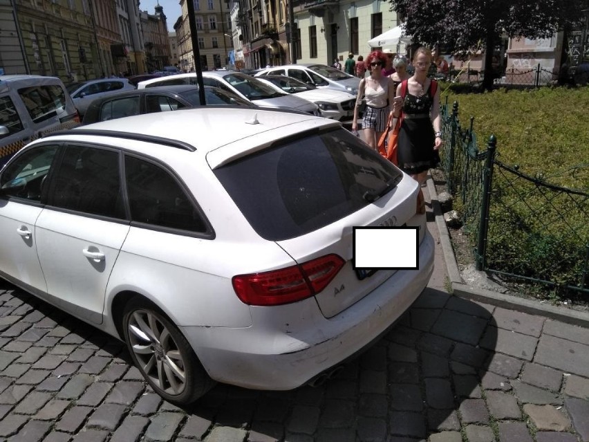 Kraków. Złe parkowanie - zobacz "mistrzów parkowania"