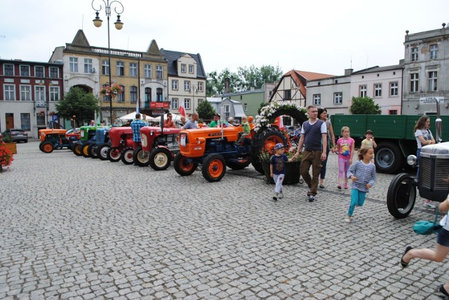 Klub Miłośników Starych Ciągników i Maszyn Rolniczych Retro-Traktor Golub-Dobrzyń organizuje doroczny zlot i wystawę. Zabytkowe ciągniki z całego kraju zjadą w sobotę i niedzielę na golubski zamek. To już XII edycja imprezy. Pojawią się ciągniki, auta osobowe, motorowery i motocykle, a także silniki i inne eksponaty. Wśród wystawców będą nie tylko członkowie klubu z Golubia-Dobrzynia, ale także ich koledzy z całego województwa oraz odleglejszych zakątków kraju. Klub Retro-Traktor działa od 13 lat. Jego członków łączy pasja do motoryzacji, rolnictwa, kolekcjonowania. Pasjonaci pozyskują stary sprzęt rolniczy i poddają go restauracji, przywracając do stanu użytkowego. Zbiory są regularnie prezentowane podczas różnych zlotów, festynów, pokazów i wystaw