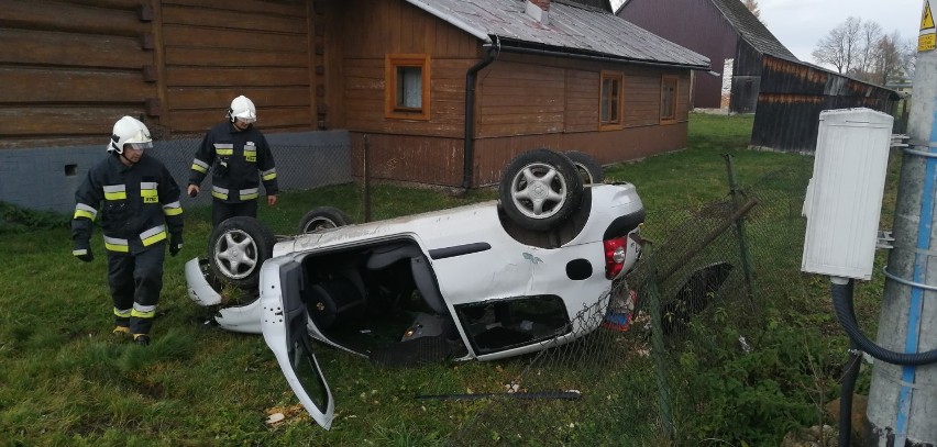 Podhale. Dachowanie w centrum Podczerwonego. Strażacy wyciągnęli z samochodu zakrwawioną kobietę