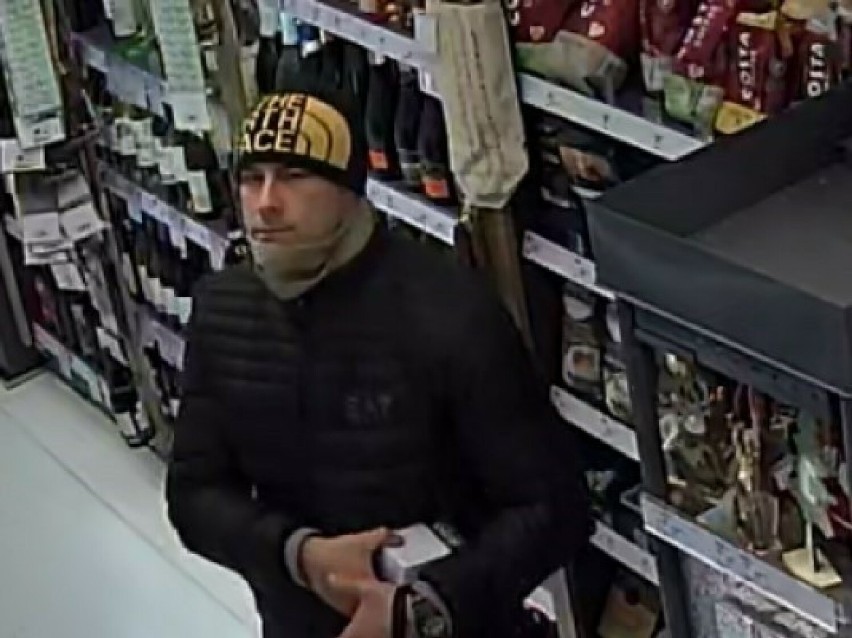 Gdyńska policja publikuje wizerunek mężczyzny, który może mieć związek ze sprawą kradzieży perfum w Redłowie