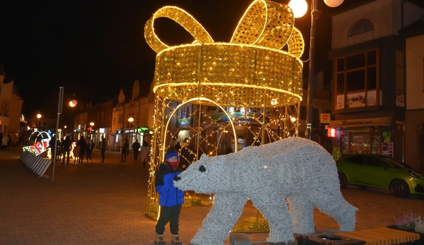 Takich iluminacji świątecznych w Chełmie jeszcze nie było. Miasto  wygląda bajecznie i nareszcie ożyło wieczorami. Zobacz zdjęcia