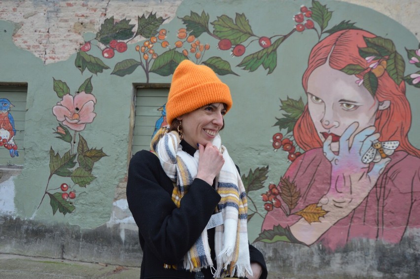 Barwny mural Natalii Biegalskiej ozdobił starą kamienicę w...