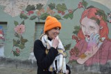 Barwny mural Natalii Biegalskiej ozdobił starą kamienicę w centrum Zduńskiej Woli ZDJĘCIA