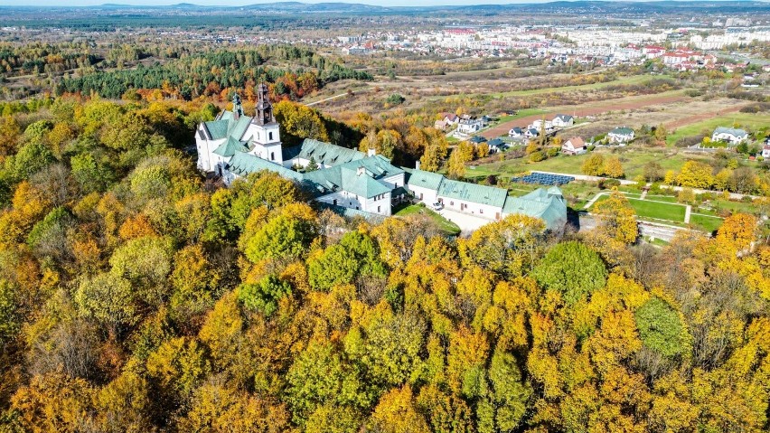 Piękna złota jesień na Karczówce w Kielcach. Co za widoki! Zobacz zdjęcia z drona