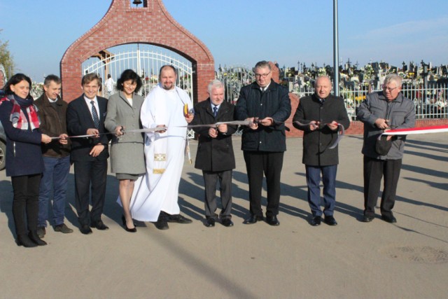 Nową drogę otwierali samorządowcy i mieszkańcy