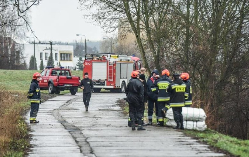 Kilkudziesięciu strażaków uszczelniało wczoraj groblę, przez...