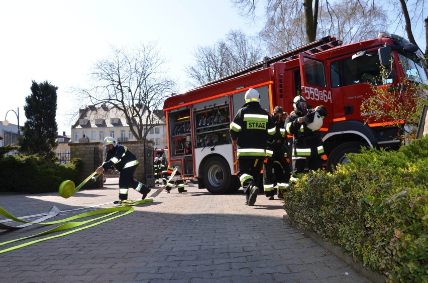 Pozorowany pożar w wieluńskiej kolegiacie. Ćwiczenia strażaków [ZDJĘCIA] 