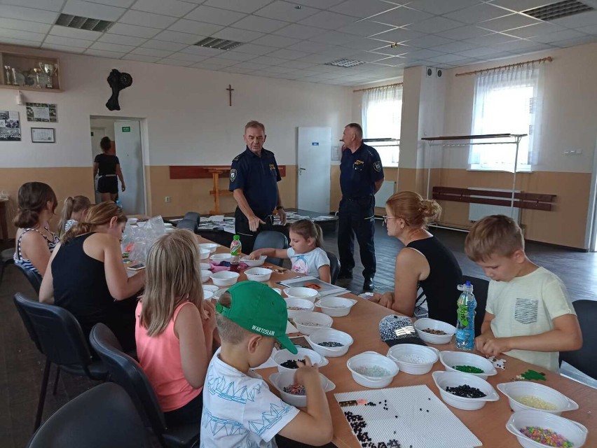 Wronki. Strażnicy Miejscy odwiedzili uczestników zajęć "Fabryki Nadziei"