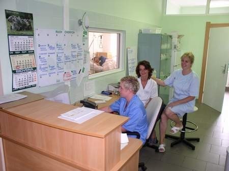 Po remoncie pielęgniarki przez cały czas mają kontakt z pacjentem i aparaturą monitorującą ich po zabiegach. Na zdjęciu Aneta Litwin, Hanna Winczewska i Danuta Wasilewska.
Fot. Marcin Modrzejewski