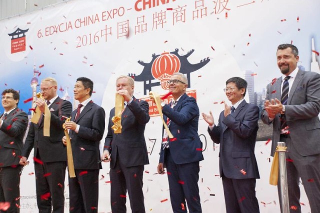 Współpraca z Chinami. Polscy biznesmeni i samorządowcy widzą w niej wiele korzyści. Na zdjęciu delegacje ze Zduńskiej Woli na targach China Expo 2016 w Warszawie.