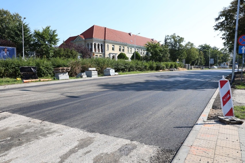 Na alei IX Wieków Kielc układają asfalt. Jezdnia będzie otwarta w przyszły weekend, a kierowców czekają kolejne utrudnienia  