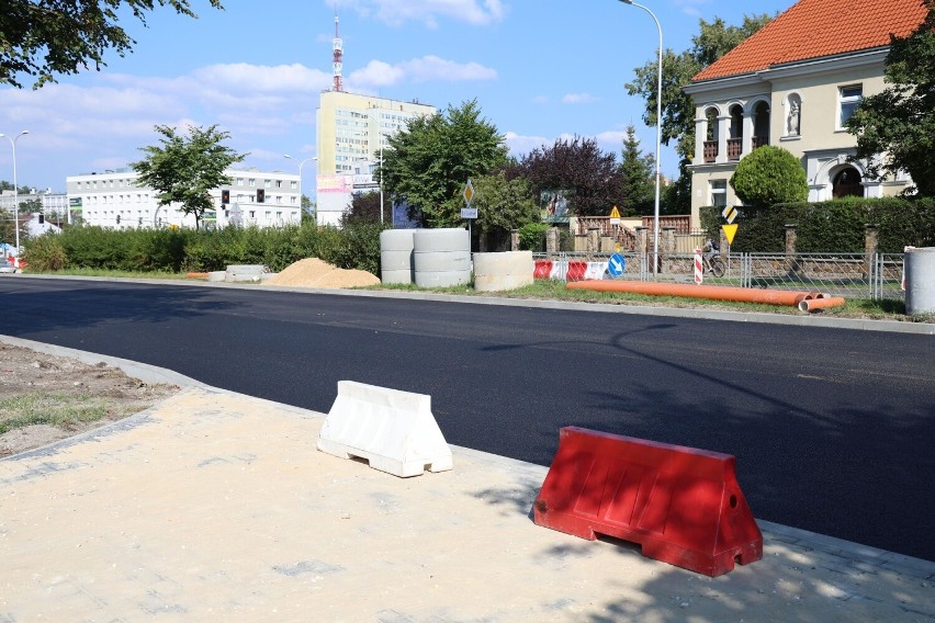Na alei IX Wieków Kielc układają asfalt. Jezdnia będzie otwarta w przyszły weekend, a kierowców czekają kolejne utrudnienia  
