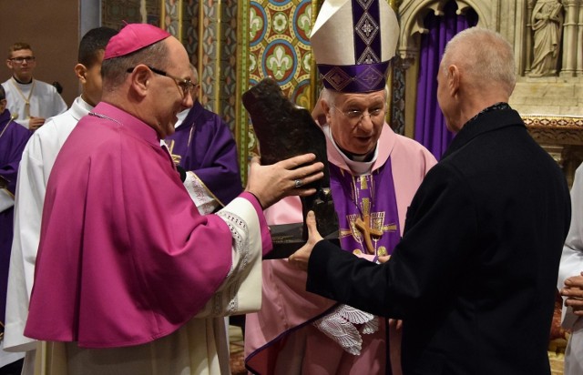 15 grudnia, podczas mszy w kościele Zwiastowania Najświętszej Maryi Pannie w Inowrocławiu, statuetkę „Ku Chwale” odebrał  biskup, prof. dr hab. Andrzej Dziuba, ordynariusz diecezji łowickiej.

Nagrodę w postaci statuetki „Ku Chwale” ustanowił zmarły w 2013 roku prymas Polski, kardynał Józef Glemp. Otrzymują ją osoby wyróżniające się działalnością w różnych dziedzinach życia społecznego. Decyzję o nadaniu nagrody podejmuje Rada Instytutu Prymasa Józefa Glempa w Inowrocławiu pod przewodnictwem prymasa Polski, abp. Wojciecha Polaka. 

Dotychczas statuetką „Ku chwale” wyróżniono: Ryszarda Brejzę, Edmunda Mikołajczaka, prof. Jerzego Pietrzaka, prof. Antoniego Pruszewicza, abp. Tomasza Petę, Teresę Klonowską, ks. prałata Leszka Kaczmarka, Danutę Szymę, ks. kanonika Zenona Rutkowskiego i Piotra Strachanowskiego. 

Podczas mszy wspominano też prymasa Polski Józefa Glempa, który 18 grudnia br. obchodziłby 90 urodziny. Msza była też okazją do świętowania 10-lecia powstania Instytutu Prymasa Józefa Glempa w Inowrocławiu.