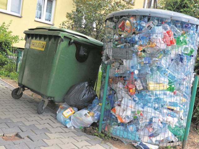 Przepełnione pojemniki na plastikowe butelki sprawiają, że ludzie zostawiają pety obok koszy.To nie tylko brzydko wygląda, ale jest też siedliskiem much i innych owadów