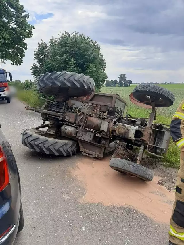 Osobówka zderzyła się z ciągnikiem w okolicy Debrzna. Jedna osoba jest ranna