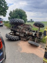 Osobówka zderzyła się z ciągnikiem w okolicy Debrzna. Jedna osoba została ranna