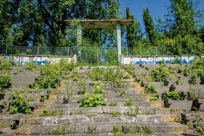 Stadion Górnika Wałbrzych  zamknięty w klatce woła o pomoc (ZDJĘCIA)