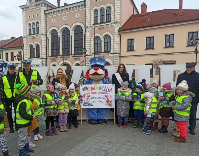 Akcja śląskiej drogówki z okazji Dnia Kobiet pod hasłem "Miss Polski i śląska drogówka o bezpieczeństwie dwa słówka"