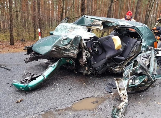 Do śmiertelnego wypadku doszło we wtorek, 25 grudnia, na trasie koło Bronic w okolicach Żar. Volkswagen polo rozbił się o drzewo. Zginął 32-letni kierowca.

O zdarzeniu już informowaliśmy. Do wypadku doszło około godz. 11.00. Służby ratownicze, które dotarły na miejsce zdarzenia zastały makabryczny widok. Na drodze i na poboczach leżały elementy samochodu, który rozpadł się na kawałki po zderzeniu z drzewem.

Wrak pojazdu świadczy o tym jak potężne siły działają na pojazd podczas takiego wypadku. Elementy karoserii leżały daleko od wraku. Części samochodu znaleziono porozrzucane w lesie kilkadziesiąt metrów od miejsca zderzenia.

32-letni kierowca volkswagen zginął na miejscu. Żarska policja wyjaśnia jak doszło do tragedii.

Zobacz również: Dramatyczny wypadek na drodze krajowej nr 27
