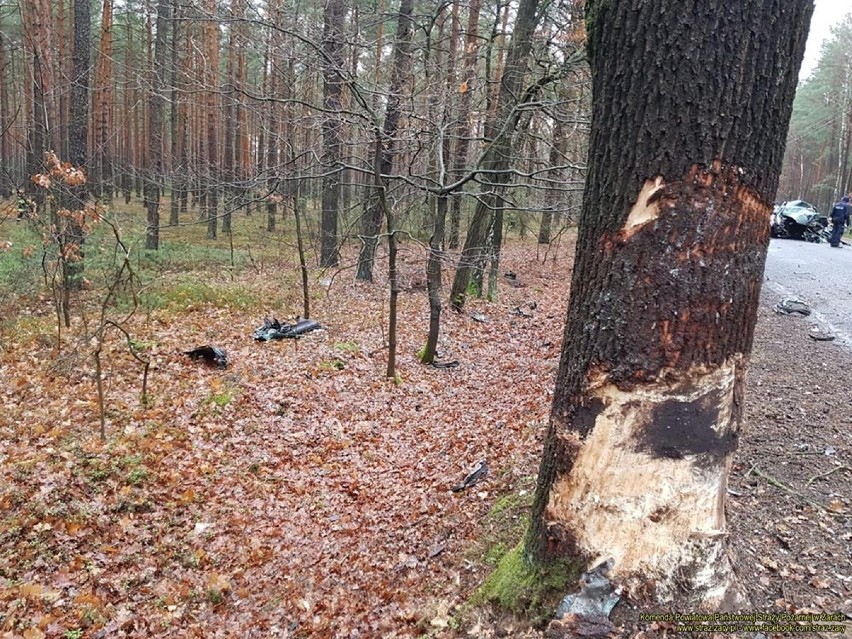 Śmiertelny wypadek koło Bronic. Na miejscu makabryczny widok. Tyle zostało z volkswagena...