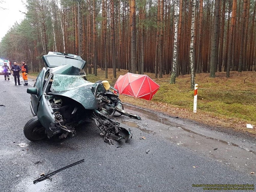 Śmiertelny wypadek koło Bronic. Na miejscu makabryczny widok. Tyle zostało z volkswagena...