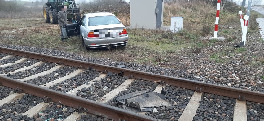 Chwile grozy na przejeździe kolejowym w Sitnie koło Szczecinka. Rozbite auto na torach [zdjęcia]