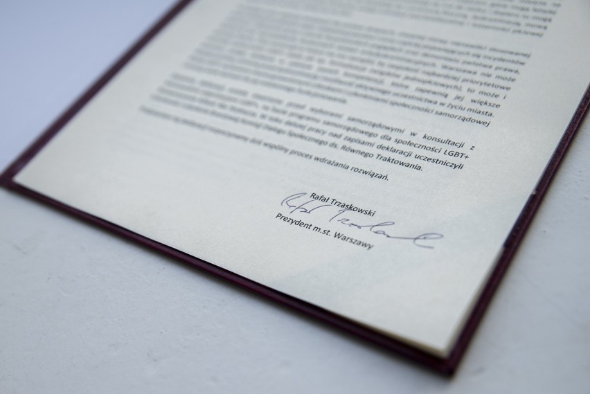 Prezydent Warszawy podpisał Kartę LGBT. Czym jest pierwszy taki dokument w Polsce?