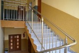 W Szkole Podstawowej numer 2 we Włoszczowie trwa remont klatek schodowych. Co się zmieni?