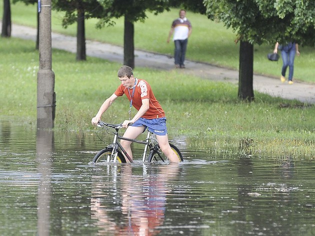 Burza w Łodzi. Skutki nawałnicy, zalane ulice, połamane drzewa [ZDJĘCIA + WIDEO]