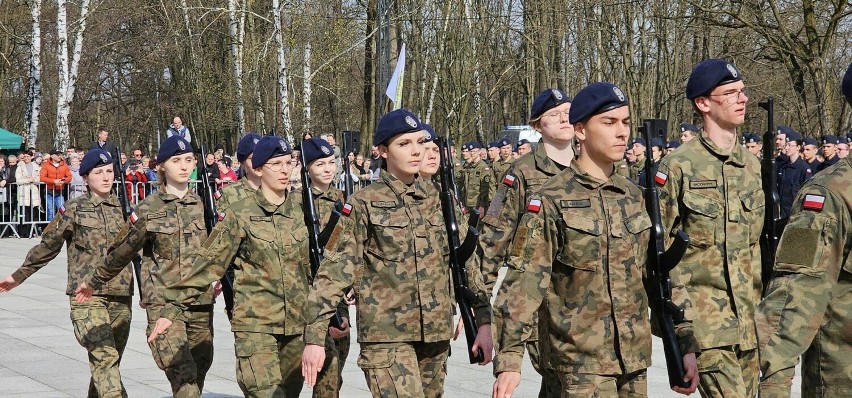 Ślubowanie klas mundurowych w Jastrzębiu-Zdroju. Zobacz ZDJĘCIA. Wydarzenie uświetnił przemarsz przez miasto