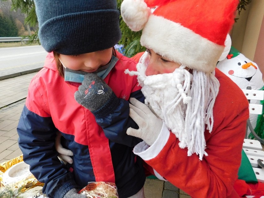 Sękowa. Św. Mikołaj przed Gminnym Ośrodkiem Kultury rozdawał pakowane pierniczki. Więcej w tym roku nie mógł, ale i tak było dużo frajdy 
