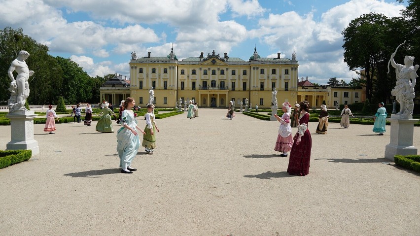 W latach 1691-1697 budynek z zamku został przebudowany na...