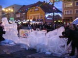 Boże Narodzenie w Rybniku - tak było przed laty! Wigilia na rynku, gwiazdy śpiewały kolędy, rzeźbiono nawet w lodzie 