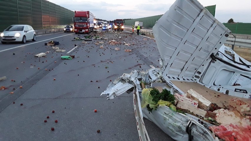 Wypadek na autostradzie A1 między Radomskiem a Częstochową. Zderzenie samochodu dostawczego i ciężarówki. ZDJĘCIA