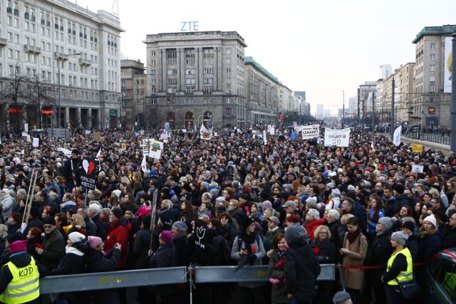Strajk kobiet w Warszawie, na placu Konstytucji. "Mamy dość!" [ZDJĘCIA]