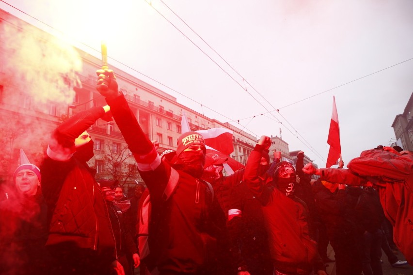 Marsz Niepodległości 2020. Starcia z policją na ulicach Warszawy. "Zgromadzenie jest nielegalne"