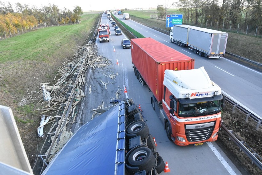 Wypadek na autostradzie A4 pod Legnicą, TIR leży na boku [ZDJĘCIA]