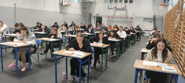 W ZSP nr 1 w Łęczycy trwają próbne egzaminy maturalne z "Operonem"