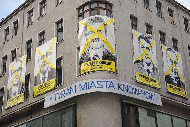 Anarchiści w Poznaniu podpisali billboardy: "Tyrani miasta know-how"